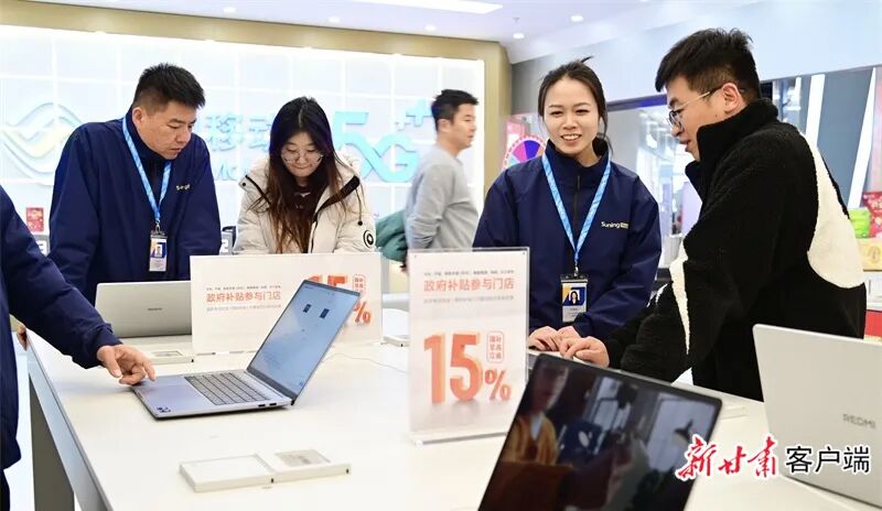 消费者到店咨询选购电子产品（资料图）