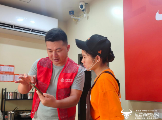 （通过“明厨亮灶”平台，商家可实时查看门店前厅、后厨情况）